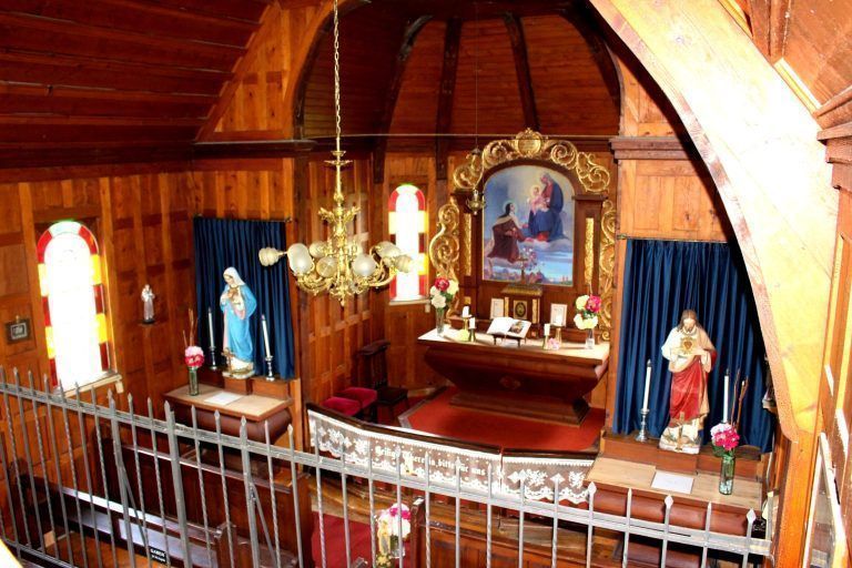 Das Altarbild des Hauptaltars zeigt die Hl. Theresia vor Maria mit dem Kind und stammt vom Bregenzer Künstler Franz Lins. Die kleine Hl. Theresia lässt Rosen über Bregenz regnen. - Einladung zum 95-Jahr-Jubiläum der Theresien-Kapelle am Pfänder mit feierlicher Messe und der traditionellen Agape - Einladung zum 95-Jahr-Jubiläum der Theresien-Kapelle am Pfänder mit feierlicher Messe und der traditionellen Agape