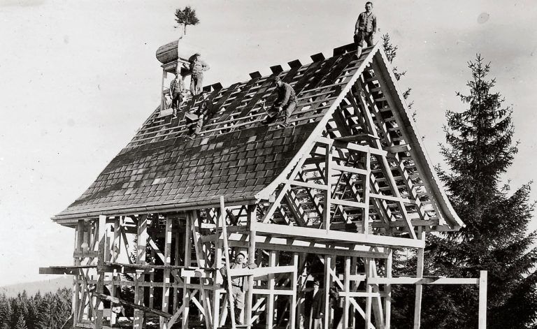 Die stattliche Kapelle wurde im Jahre 1929 vom Besitzer der damaligen Pfänderalpe, dem Bregenzer Zimmermann Anton Reichart, aufgrund eines Gelöbnisses nach eigenen Plänen und auf eigenem Grund erbaut. - Einladung zum 95-Jahr-Jubiläum der Theresien-Kapelle am Pfänder mit feierlicher Messe und der traditionellen Agape - Einladung zum 95-Jahr-Jubiläum der Theresien-Kapelle am Pfänder mit feierlicher Messe und der traditionellen Agape