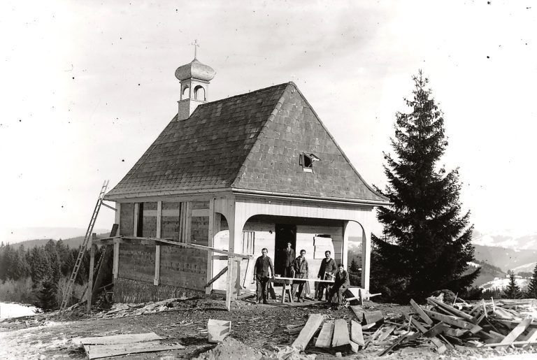 Die stattliche Kapelle wurde im Jahre 1929 vom Besitzer der damaligen Pfänderalpe, dem Bregenzer Zimmermann Anton Reichart, aufgrund eines Gelöbnisses nach eigenen Plänen und auf eigenem Grund erbaut. - Einladung zum 95-Jahr-Jubiläum der Theresien-Kapelle am Pfänder mit feierlicher Messe und der traditionellen Agape - Einladung zum 95-Jahr-Jubiläum der Theresien-Kapelle am Pfänder mit feierlicher Messe und der traditionellen Agape