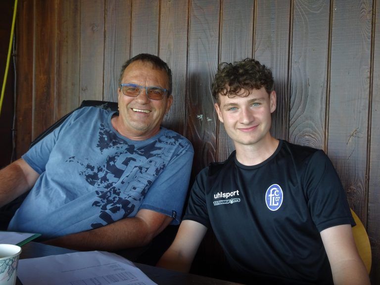 Hannes Sintitsch, die Stimme des FC´s mit Organisator Tobias Kohl. - Junge Fußballstars eroberten das Holzstadion - Lustenauer VS-Cup