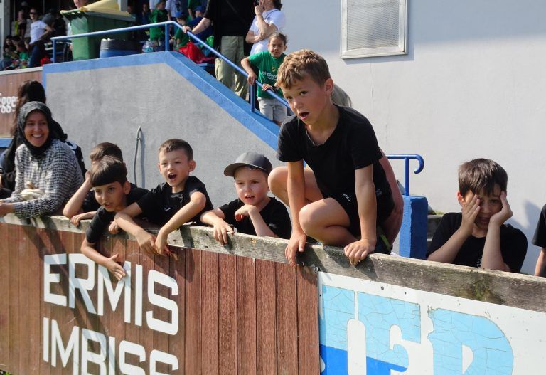 Am Spielfeldrand wurden lautstark die Teams angefeuert. - Junge Fußballstars eroberten das Holzstadion - Lustenauer VS-Cup