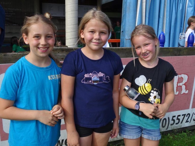 Annabell, Anna und Johanna von der VS Rotkreuz waren begeistert vom VS Cup. - Junge Fußballstars eroberten das Holzstadion - Lustenauer VS-Cup