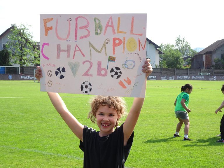 Marie feuerte ihre Schulkameraden mit einem selbstgemachten Plakat an. - Junge Fußballstars eroberten das Holzstadion - Lustenauer VS-Cup