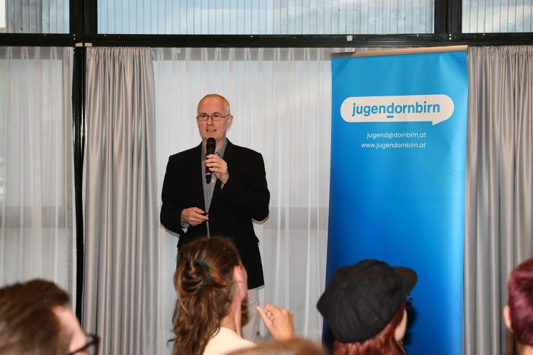 "Demokratie vermitteln und erfahrbar machen", war der Appell von Studienautor Frederic Fredersdorf an die Schule und Jugendarbeit. - Kulturoffene, demokratische und tolerante Jugend - Dornbirner Jugendumfrage