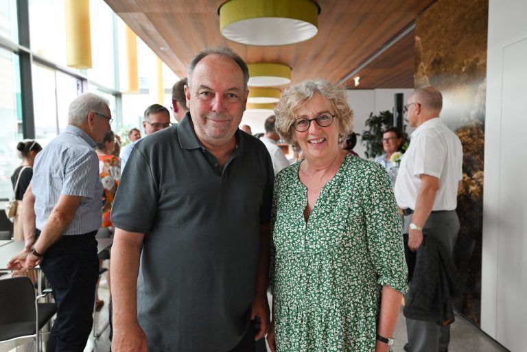 Obmann Dietmar Martin mit Landesrätin Katharina Wiesflecker. - Ältester Krankenpflegeverein feiert Jubiläum - Ältester Krankenpflegeverein feiert Jubiläum