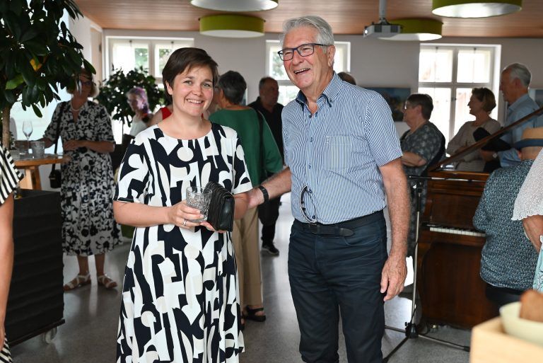 Pflegerin Michaela mit Altbürgermeister Hans-Dieter Grabher. - Ältester Krankenpflegeverein feiert Jubiläum - Ältester Krankenpflegeverein feiert Jubiläum
