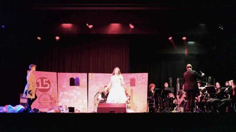 Emely Schele als "Dornröschen" mit Prinz alias Elias Schmid (li.) - Musical "Dornröschen" - Musikmittelschule Bregenz-Stadt in Hörbranz (28./29. Juni 2024)