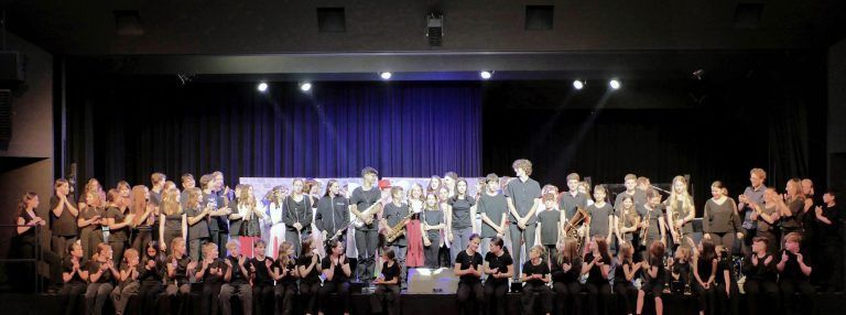 Showtime für die Musikmittelschule Bregenz-Stadt: Die Rollen wurden doppelt besetzt, sodass bei beiden Vorstellungen möglichst viele Kinder mitmachen konnten. - Musical "Dornröschen" - Musikmittelschule Bregenz-Stadt in Hörbranz (28./29. Juni 2024)