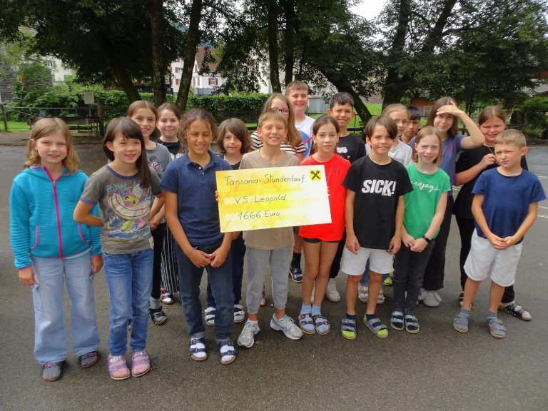 1666 Euro gingen nach Tansania. - Hatler Kinder liefen für den guten Zweck - Scheckübergabe Hatler Stundenlauf