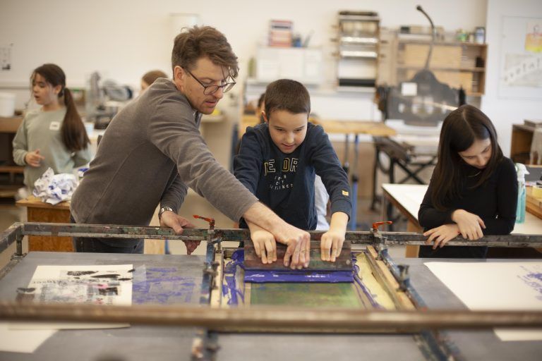 Pirmin Hagen zeigte den Kindern, worauf es beim Siebdruckverfahren ankommt. - Ausstellung „Gestern. Heute. Morgen.“