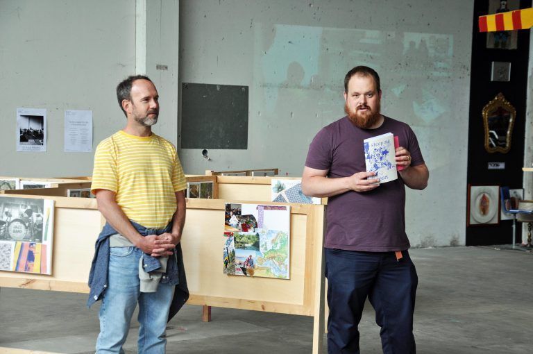 Projektleiter Lukas Bildstein (re.) und Klassenlehrer Christian Winsauer begrüßten die Kinder und Eltern zur Ausstellung in der Campus Väre. - Ausstellung „Gestern. Heute. Morgen.“