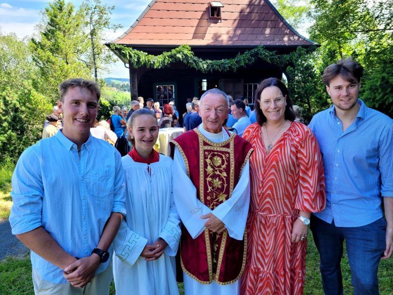 95-Jahr-Jubiläum der Theresienkapelle am Pfänder mit familiärer Feier: Kilian Böck, Katharina Böck, Pfarrer Alois Erhart, Petra Böck und Julian Reichart. - Bilder vom 95-Jahr-Jubiläum der Theresienkapelle am Pfänder (Nachbericht) - Bilder vom 95-Jahr-Jubiläum der Theresienkapelle am Pfänder (Nachbericht)