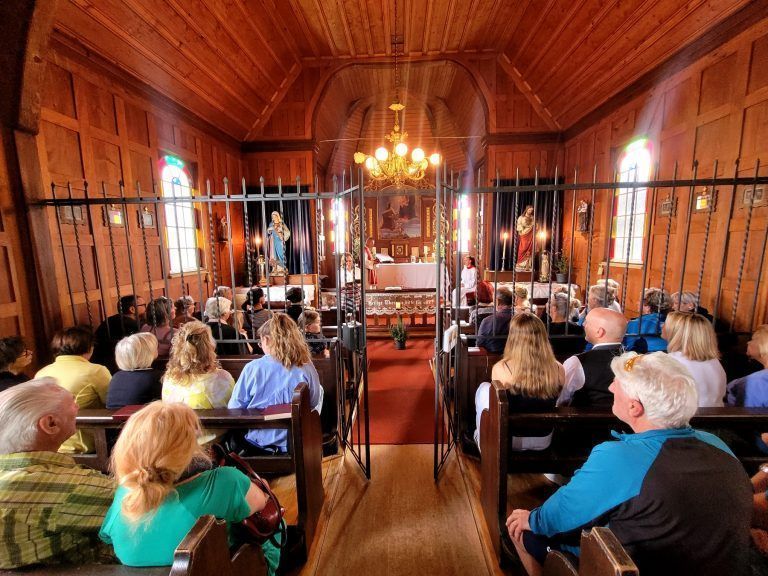 Eine schöne Messfeier mit Pfarrer Alois Erhart in der prächtig geschmückten und voll besetzten Kapelle zum 95-Jahr-Jubiläum der Theresienkapelle am Pfänder. - Bilder vom 95-Jahr-Jubiläum der Theresienkapelle am Pfänder (Nachbericht) - Bilder vom 95-Jahr-Jubiläum der Theresienkapelle am Pfänder (Nachbericht)