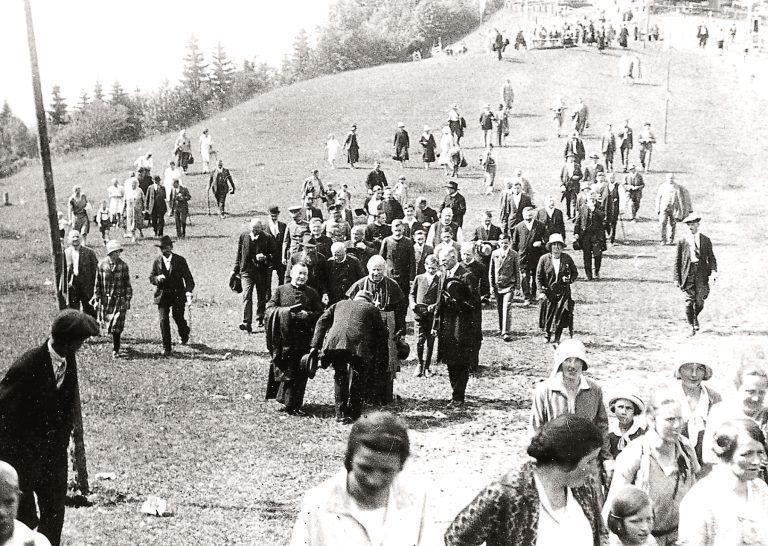 Junior Kilian Böck erinnerte im Rahmen des 95-Jahr-Jubiläums der Theresienkapelle am Pfänder auch an die ereignisreiche und bewegende Geschichte seit der Erbauung der Kapelle im Jahr 1929 - Bilder vom 95-Jahr-Jubiläum der Theresienkapelle am Pfänder (Nachbericht) - Bilder vom 95-Jahr-Jubiläum der Theresienkapelle am Pfänder (Nachbericht)