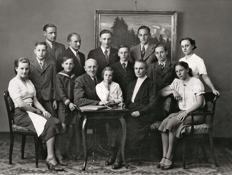 Die stattliche Kapelle wurde im Jahre 1929 vom Besitzer der damaligen Pfänderalpe, dem Bregenzer Zimmermann Anton Reichart, aufgrund eines Gelöbnisses nach eigenen Plänen und auf eigenem Grund erbaut. - Bilder vom 95-Jahr-Jubiläum der Theresienkapelle am Pfänder (Nachbericht) - Bilder vom 95-Jahr-Jubiläum der Theresienkapelle am Pfänder (Nachbericht)
