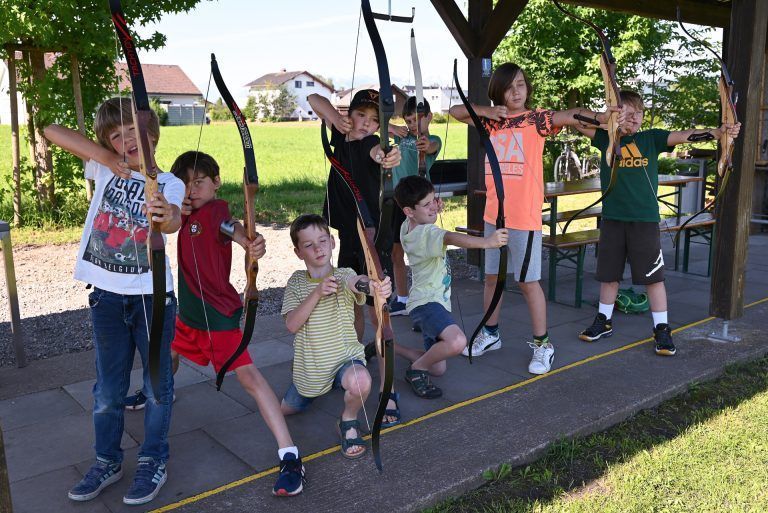 Mit Pfeil und Bogen ausgestattet, fühlen sich die Schüler wie richtige Robin Hoods. - Voller Fokus auf das Ziel - Voller Fokus auf das Ziel