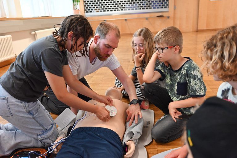 Matthias Hellmair brachte den Kindern bei, wie sie einen Menschen reanimieren können. - „Du kannst nur ein Held sein“ - „Du kannst nur ein Held sein“