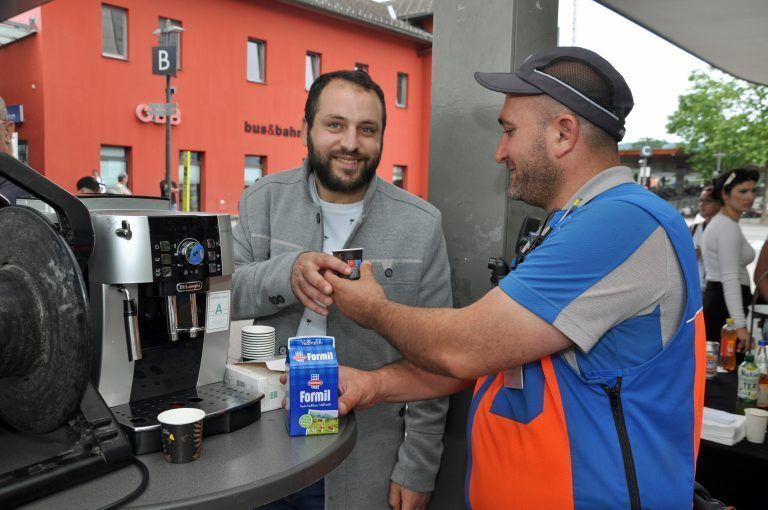 Der ÖBB-Sicherheitsdienst verwöhnte die Passanten mit frischem Kaffee. - Kultur am Bahnhof Zirkusakrobatik