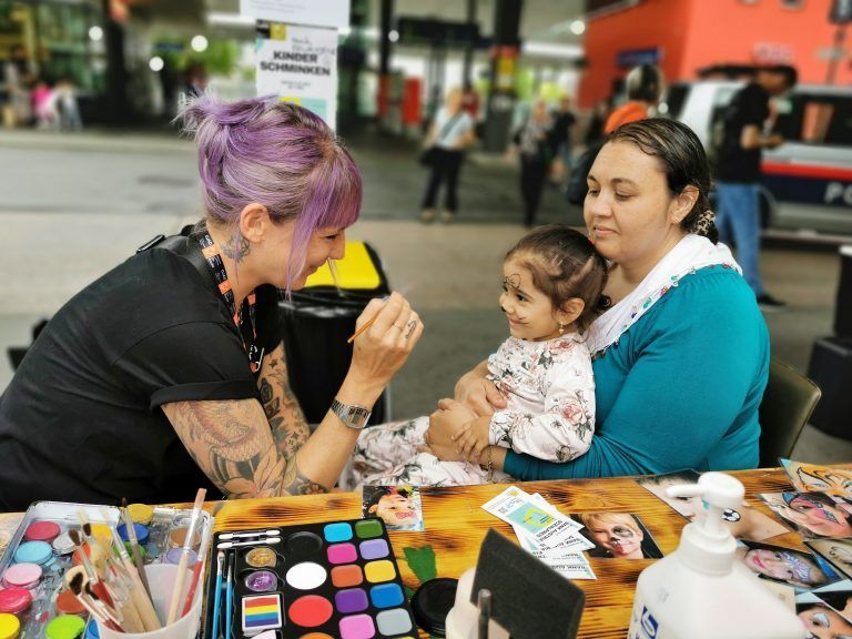 Die Kinder ließen sich kunstvolle Gesichter aufmalen. - Kultur am Bahnhof Zirkusakrobatik