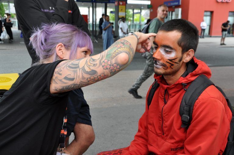Auch Erwachsene ließen sich beim Stand von Job Ahoi schminken. - Kultur am Bahnhof Zirkusakrobatik
