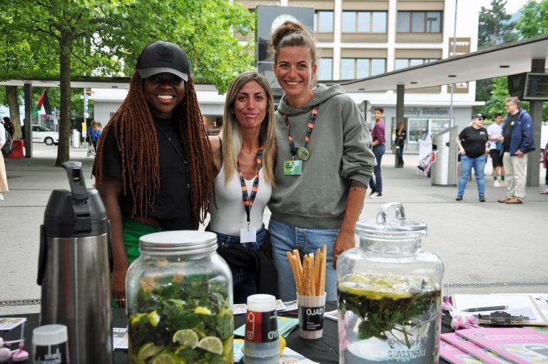 Naomi, Yasemin und Martina von der OJAD freuten sich über die gute Stimmung am Bahnhof. - Kultur am Bahnhof Zirkusakrobatik