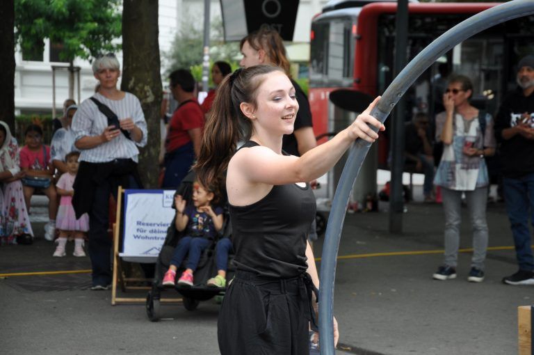 Fabienne Staub beherrscht das Cyr Wheel mit viel Anmut. - Kultur am Bahnhof Zirkusakrobatik