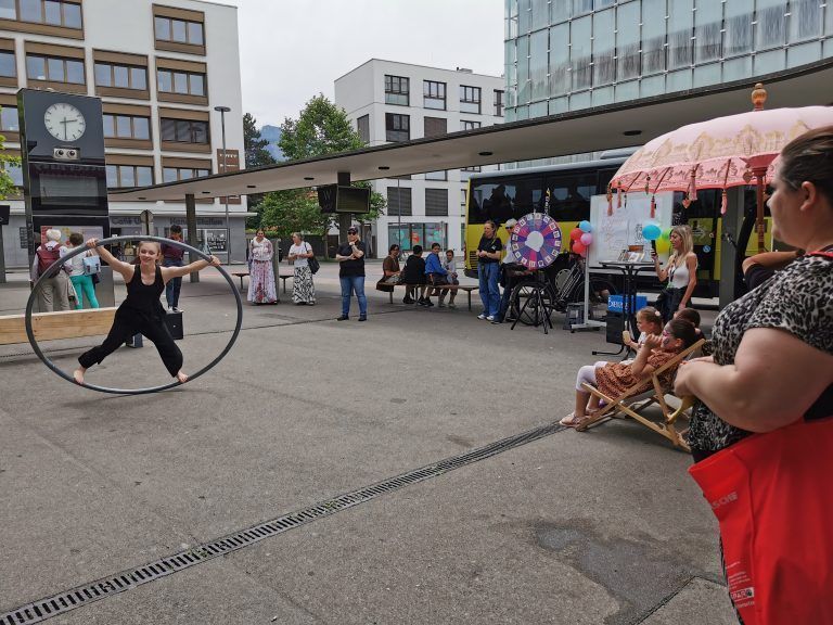 Auch beim nächsten Mal wird Zirkusakrobatik geboten. - Kultur am Bahnhof Zirkusakrobatik