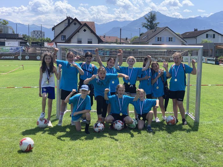 Auch viele Mädchen nahmen wieder am Sommercamp teil, der FC Lustenau bietet weiters jeden Dienstag und Donnerstag ein freies Training für Mädchen im Alter von sechs bis zehn Jahren von 10.00 bis 11.30 an. - Langeweile adé - Action und Abenteuer für 120 Kinder - Der FC Lustenau 1907 lud zum 11. School is out-Sommercamp.