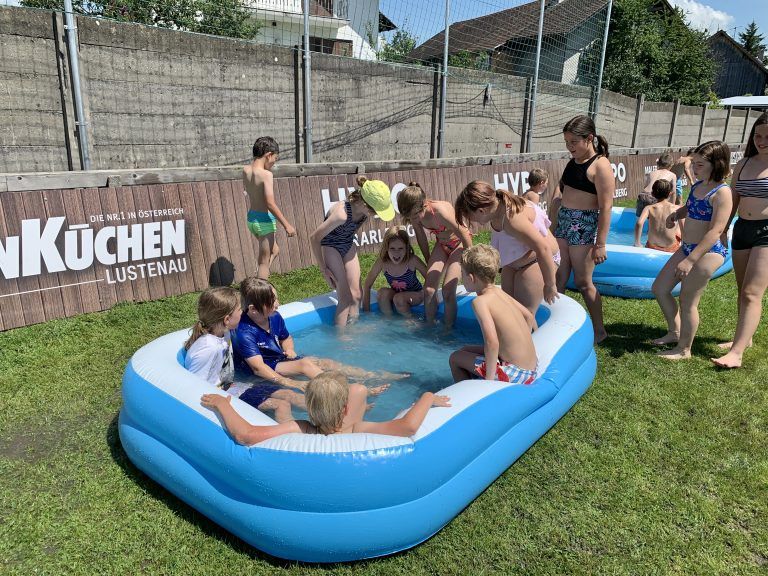Für kühle Abwechslung war beim Sommercamp auch gesorgt. - Langeweile adé - Action und Abenteuer für 120 Kinder - Der FC Lustenau 1907 lud zum 11. School is out-Sommercamp.