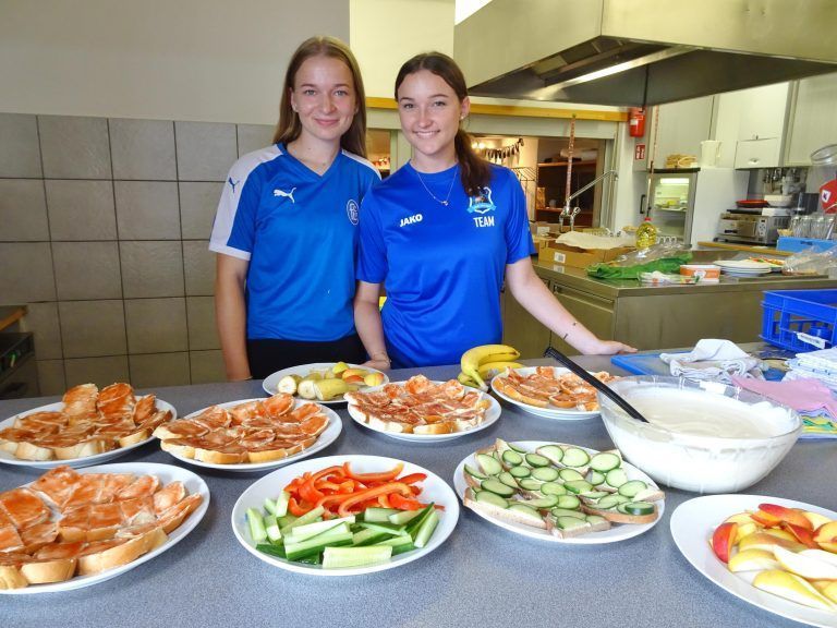 Die eingespielten Küchenchefinnen Vivienne und Michal sorgten perfekt für die kulinarische Versorgung der 120 Camp-Teilnehmer. - Langeweile adé - Action und Abenteuer für 120 Kinder - Der FC Lustenau 1907 lud zum 11. School is out-Sommercamp.
