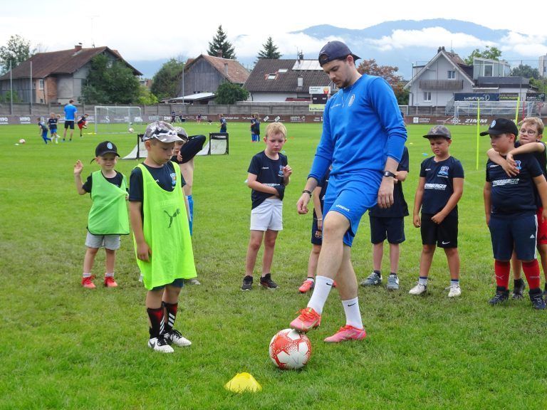 Elferschießen gehört natürlich immer zu den Highlights im Camp. - Langeweile adé - Action und Abenteuer für 120 Kinder - Der FC Lustenau 1907 lud zum 11. School is out-Sommercamp.