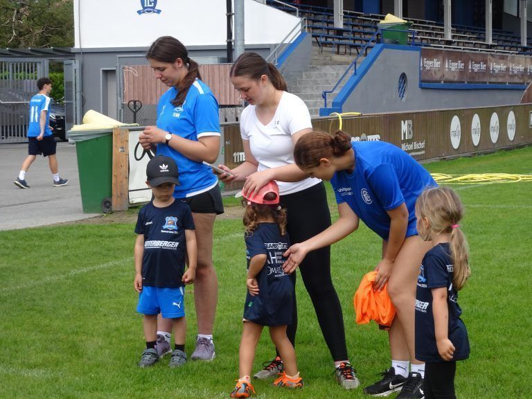 Die Betreuerinnen waren mit viel Engagement bei der Sache. - Langeweile adé - Action und Abenteuer für 120 Kinder - Der FC Lustenau 1907 lud zum 11. School is out-Sommercamp.