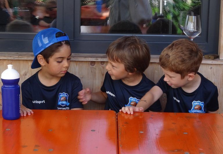 Angeregte Gespräche bei einer kleinen Sportpause. - Langeweile adé - Action und Abenteuer für 120 Kinder - Der FC Lustenau 1907 lud zum 11. School is out-Sommercamp.