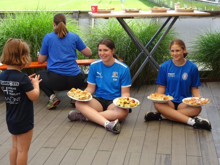 Professionelle Verköstigung beim Sommercamp im Holzstadion. - Langeweile adé - Action und Abenteuer für 120 Kinder - Der FC Lustenau 1907 lud zum 11. School is out-Sommercamp.