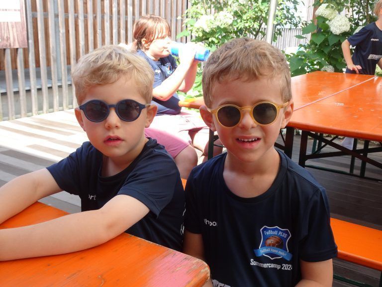 Lino und Henry waren zum ersten Mal dabei und fanden das School is out Camp richtig super. - Langeweile adé - Action und Abenteuer für 120 Kinder - Der FC Lustenau 1907 lud zum 11. School is out-Sommercamp.
