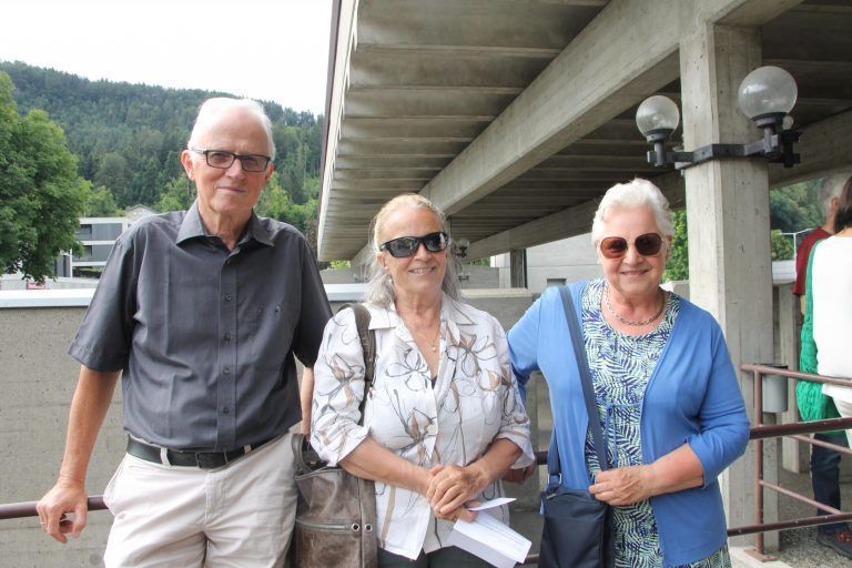Rainer Bayer mit Judith Bolter und Inge Bayer. - Jugendchor "Sinfonia por el Perú" begeisterte - Sankt Corneli, Jugendchor, Peru