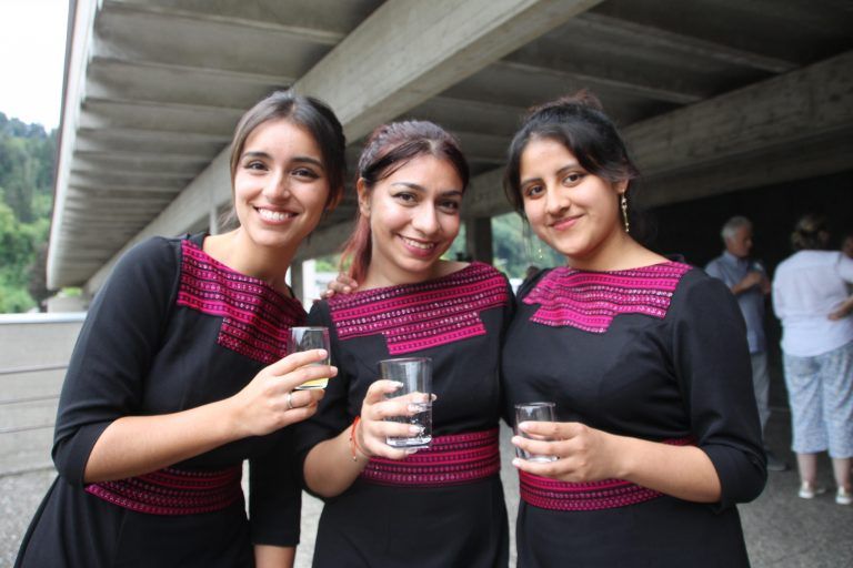 Caterine Principe, Mariafe Peralta, Heidy Ylizarbe - Jugendchor "Sinfonia por el Perú" begeisterte - Sankt Corneli, Jugendchor, Peru
