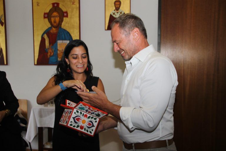 Werner Wallner von der Hilti Stiftung nahm ein Geschenk des Chors entgegen. - Jugendchor "Sinfonia por el Perú" begeisterte - Sankt Corneli, Jugendchor, Peru