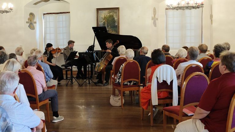 TrioVanBeethoven begeisterte in der Schattenburg mit Werken von Fanny Mendelssohn und Rebecca Clarke. - TrioVanBeethoven rückte Komponistinnen ins Rampenlicht - TrioVanBeethoven, Schattenburg Konzerte