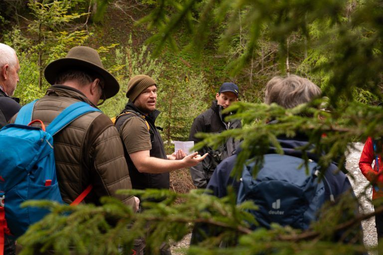 Waldaufseher Daniel Ritter und Sebastian Tschann erläutern die unterschiedlichen Funktionen des Waldes und die neuen Herausforderungen die durch die Erderwärmung entstehen. (Quelle: Salzgeber) - Klima-Guides erstmals im Land ausgebildet - Klima-Guides erstmals im Land ausgebildet