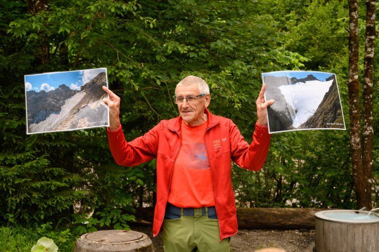 Helmut Bischof zeigt den starken Rückgang der heimischen Gletscher. (Salzgeber) - Klima-Guides erstmals im Land ausgebildet - Klima-Guides erstmals im Land ausgebildet