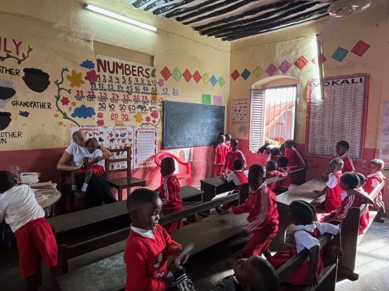 Die zwei Vorarlbergerinnen helfen beim Schulalltag mit und schenken den Kindern viele Umarmungen. - „Herzlichkeit der Kinder ist überwältigend“ - „Herzlichkeit der Kinder ist überwältigend“