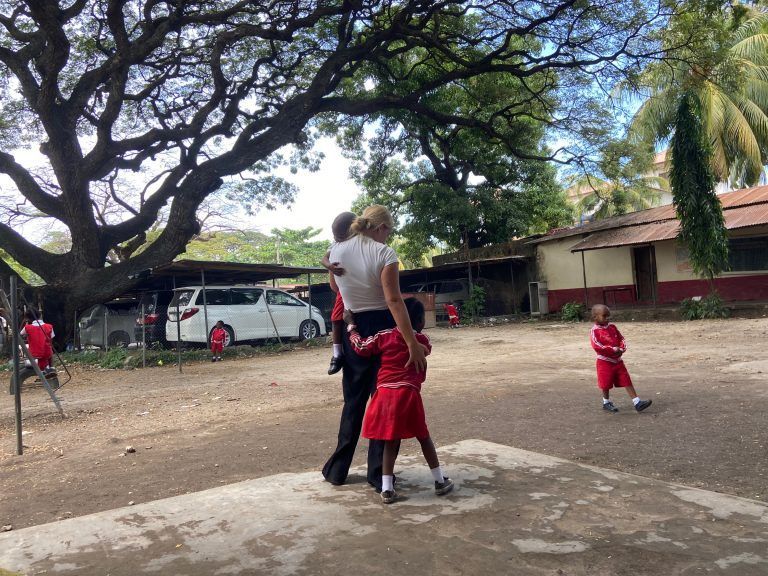 Neben der Hilfe im Unterricht genießen die Kinder vor allem die Nähe der Frauen und freuen sich über ihren "Besuch" bei sich in der Schule. - „Herzlichkeit der Kinder ist überwältigend“ - „Herzlichkeit der Kinder ist überwältigend“