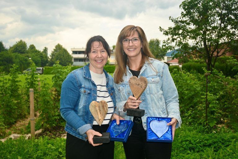 Sabine Jordan (r.) und Simone Amann - Menschlichtkeits Award
