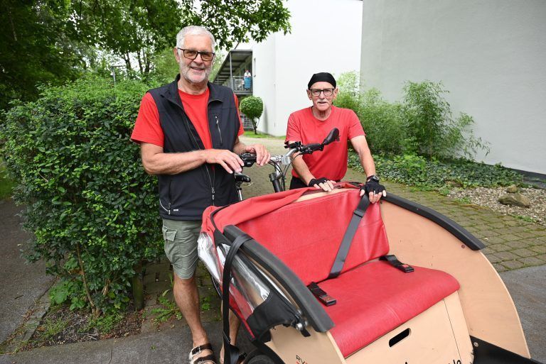 Auch die Dornbirner Rikscha-Piloten Manfred Gmeiner und Franz Fauster unterstützten gerne diese Aktion und ermöglichten den Senioren diesen gemeinsamen Ausflug. - Im Rikscha-Korso durchs Dorf bis zum Bodensee - Im Rikscha-Korso durchs Dorf bis zum Bodensee