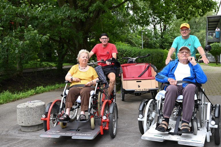 Neben Rikschas waren auch Rollstuhlfahrräder im Einsatz. - Im Rikscha-Korso durchs Dorf bis zum Bodensee - Im Rikscha-Korso durchs Dorf bis zum Bodensee
