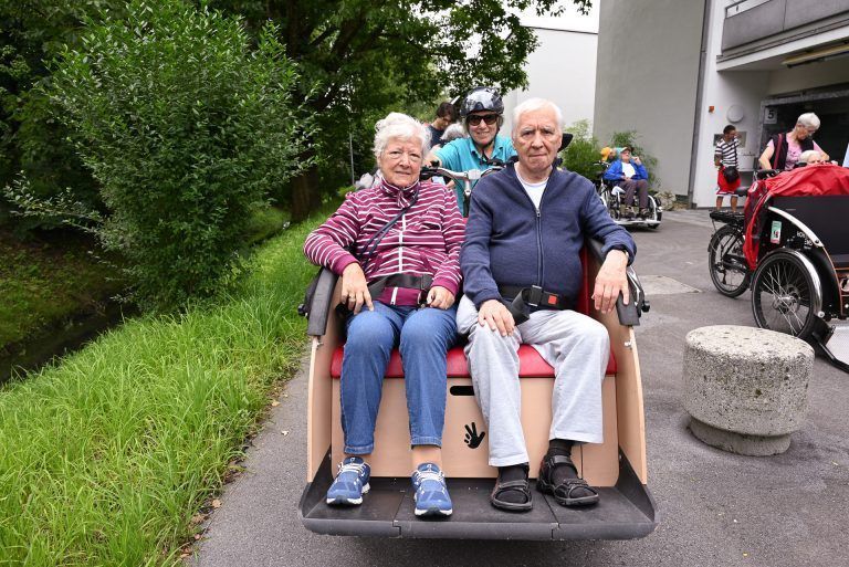 Erika und Bruno fuhren zum ersten Mal mit der Rikscha mit. Die Vorfreude war dementsprechend groß. - Im Rikscha-Korso durchs Dorf bis zum Bodensee - Im Rikscha-Korso durchs Dorf bis zum Bodensee