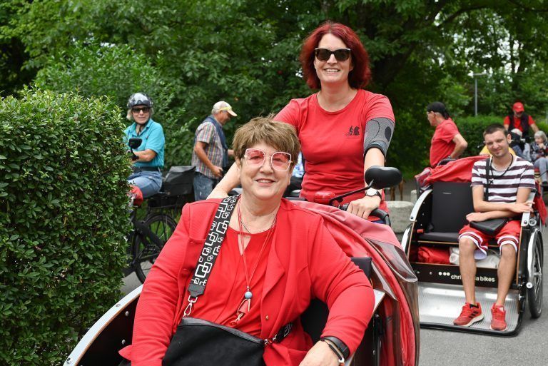 Elisabeth Hämmerle ist bereits schon ein paar Mal mitgefahren. Sie freut sich über die gemeinsame Ausfahrt mit Rikscha-Fahrerin Tanja Maier. - Im Rikscha-Korso durchs Dorf bis zum Bodensee - Im Rikscha-Korso durchs Dorf bis zum Bodensee