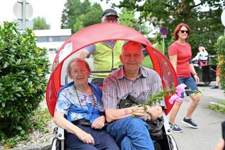 Die Freude vor dem Start war bei den Seniorenhausbewohnern deutlich zu erkennen. - Im Rikscha-Korso durchs Dorf bis zum Bodensee - Im Rikscha-Korso durchs Dorf bis zum Bodensee