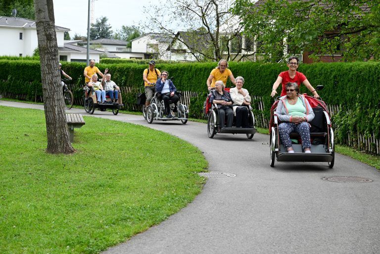 Durchs Dorf schlängelten sich die Rikschas und Rollstuhlräder. Oberstes Ziel: So viel wie möglich sehen. - Im Rikscha-Korso durchs Dorf bis zum Bodensee - Im Rikscha-Korso durchs Dorf bis zum Bodensee